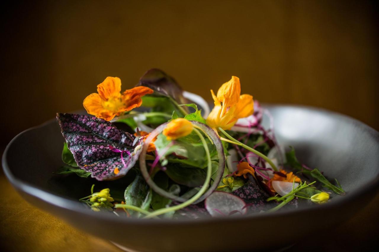 Abesq Doha Hotel And Residences, An Ihg Hotel Exterior photo A salad prepared by the restaurant