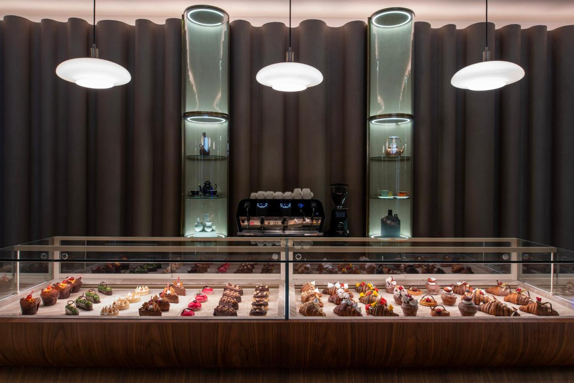 Abesq Doha Hotel And Residences, An Ihg Hotel Exterior photo The interior of the café